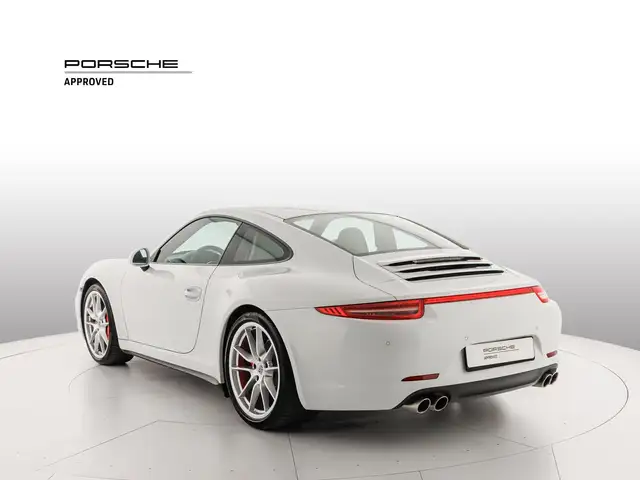 Porsche 911 view 3