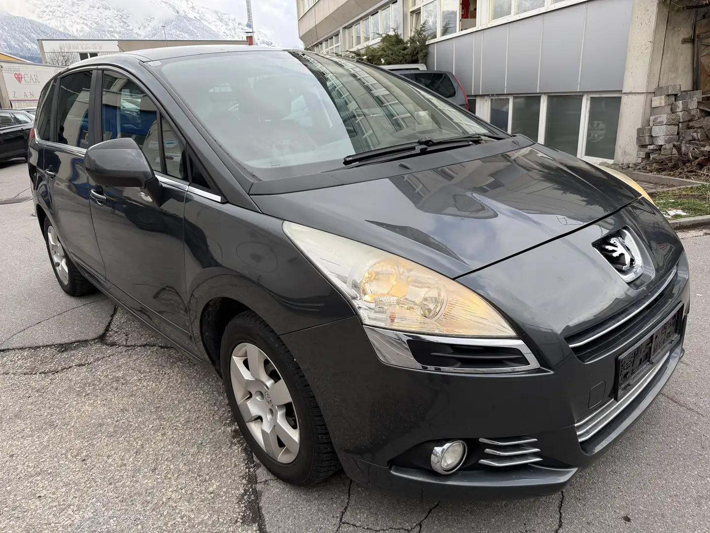 Peugeot 5008 1,6 HDI Premium FAP Grau - 2