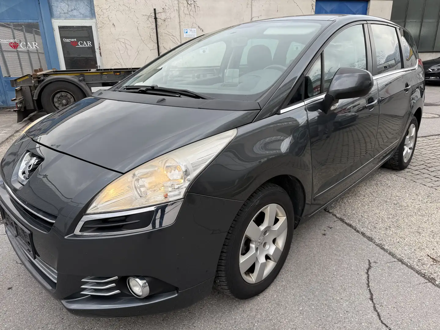 Peugeot 5008 1,6 HDI Premium FAP Grau - 1