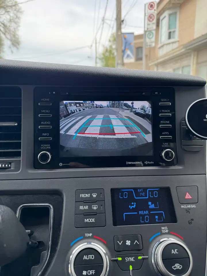 Toyota Sienna снимка Toyota Sienna