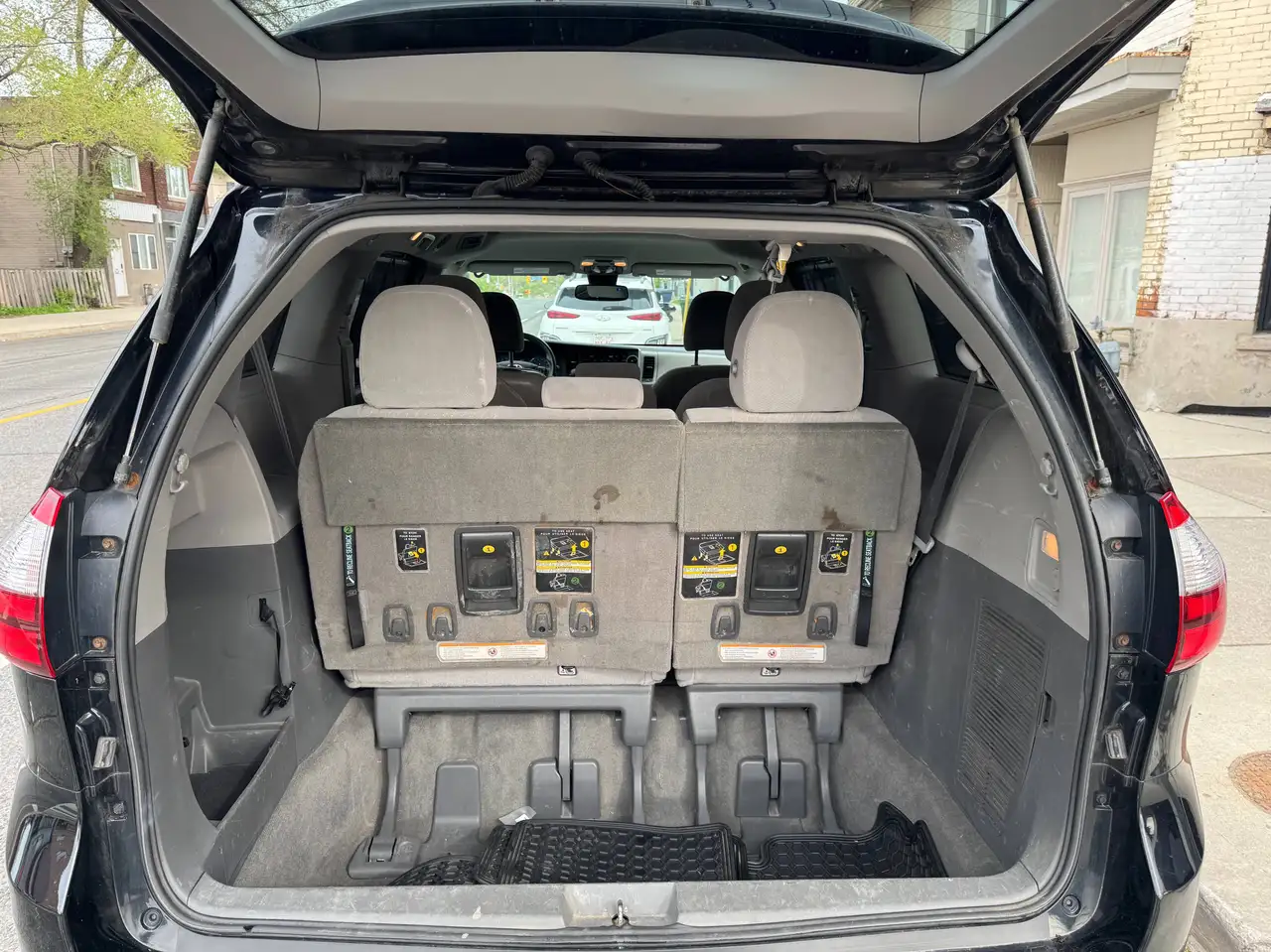 Toyota Sienna снимка Toyota Sienna