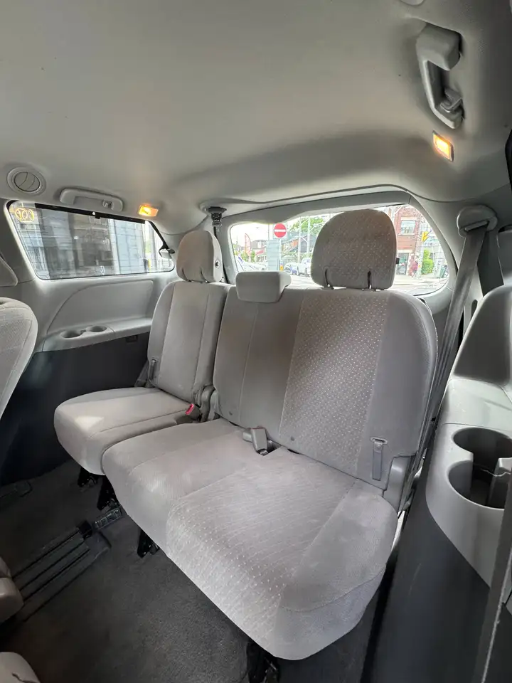 Toyota Sienna снимка Toyota Sienna