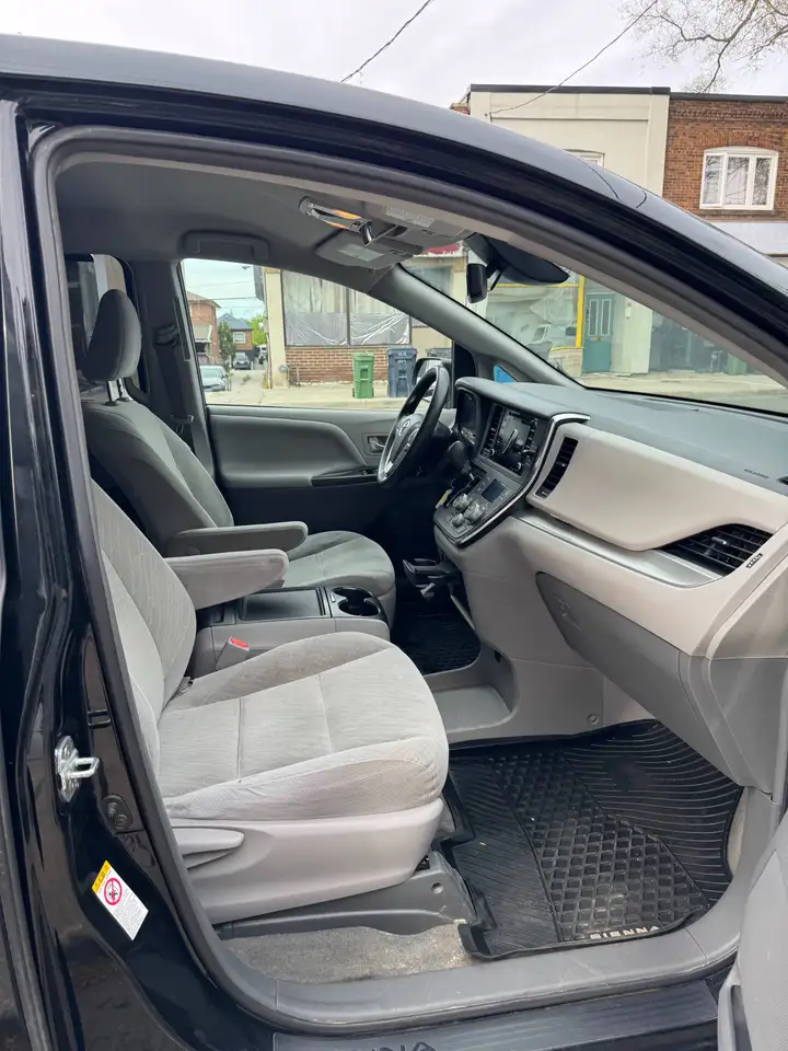 Toyota Sienna снимка Toyota Sienna