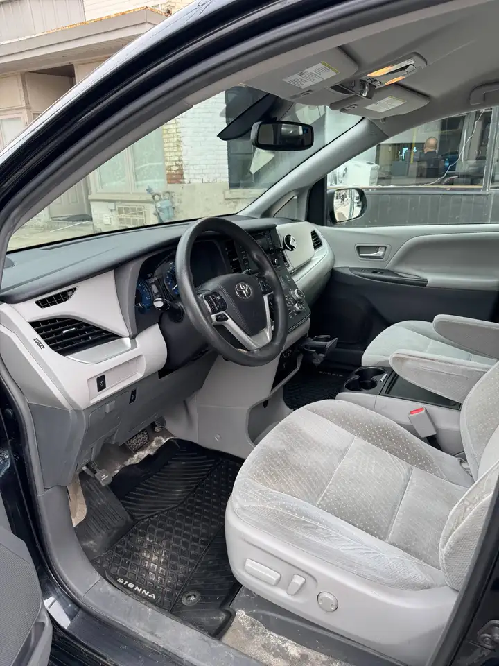 Toyota Sienna снимка Toyota Sienna