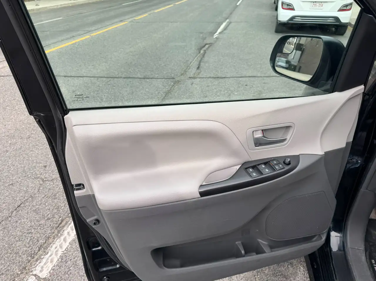 Toyota Sienna снимка Toyota Sienna