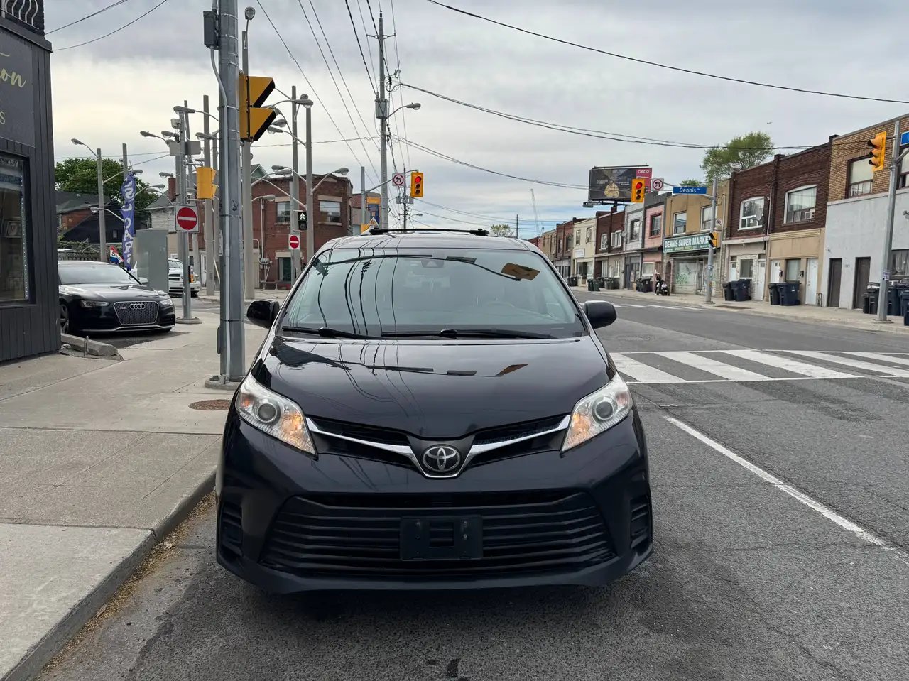 Toyota Sienna снимка Toyota Sienna