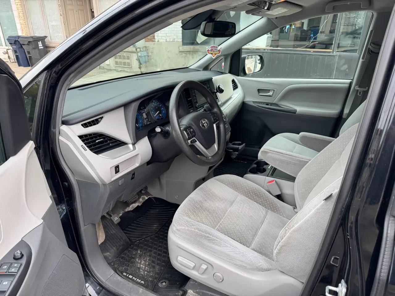 Toyota Sienna снимка Toyota Sienna