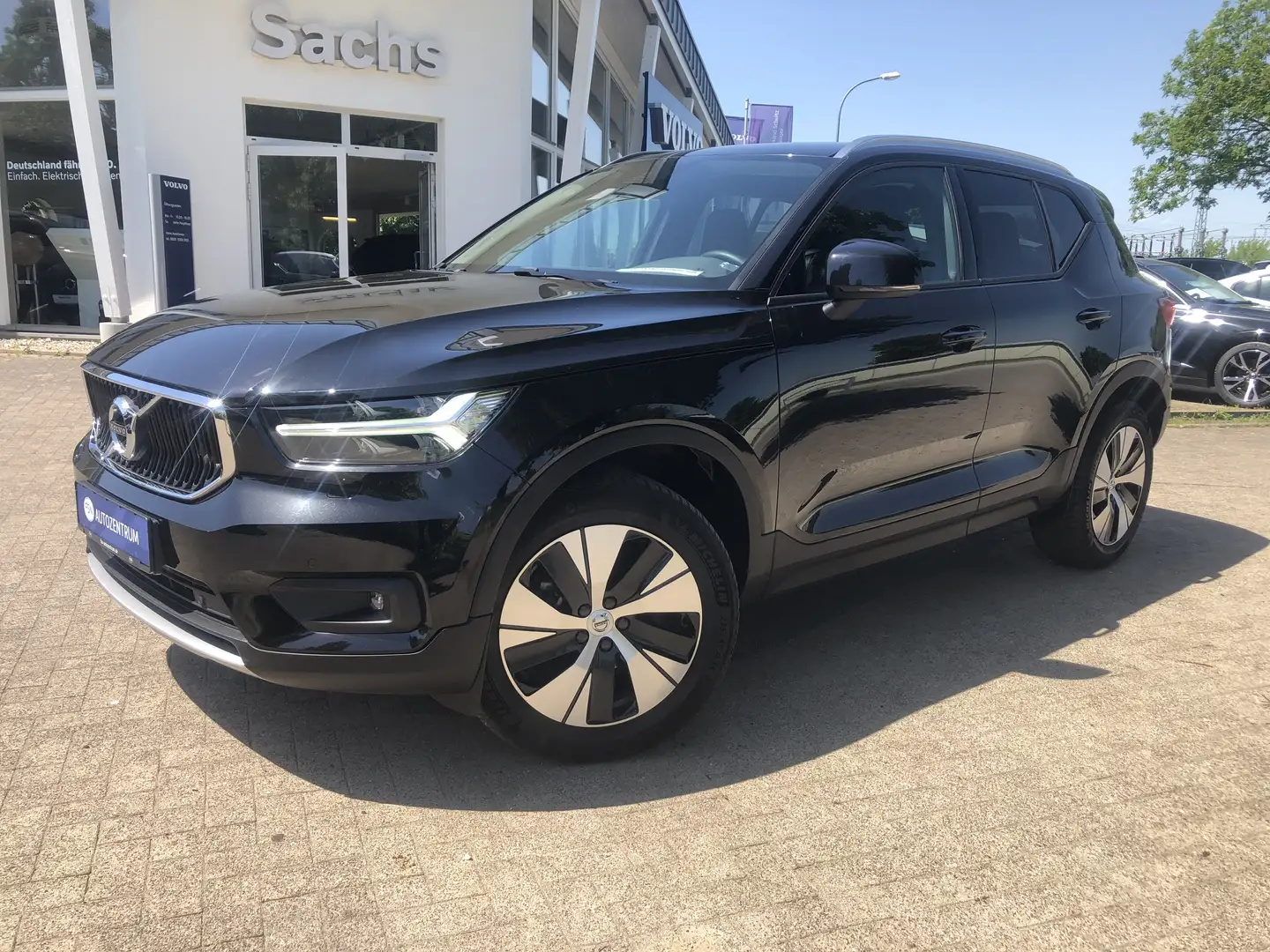 Volvo XC40 T3 Momentum Pro Schwarz - 1