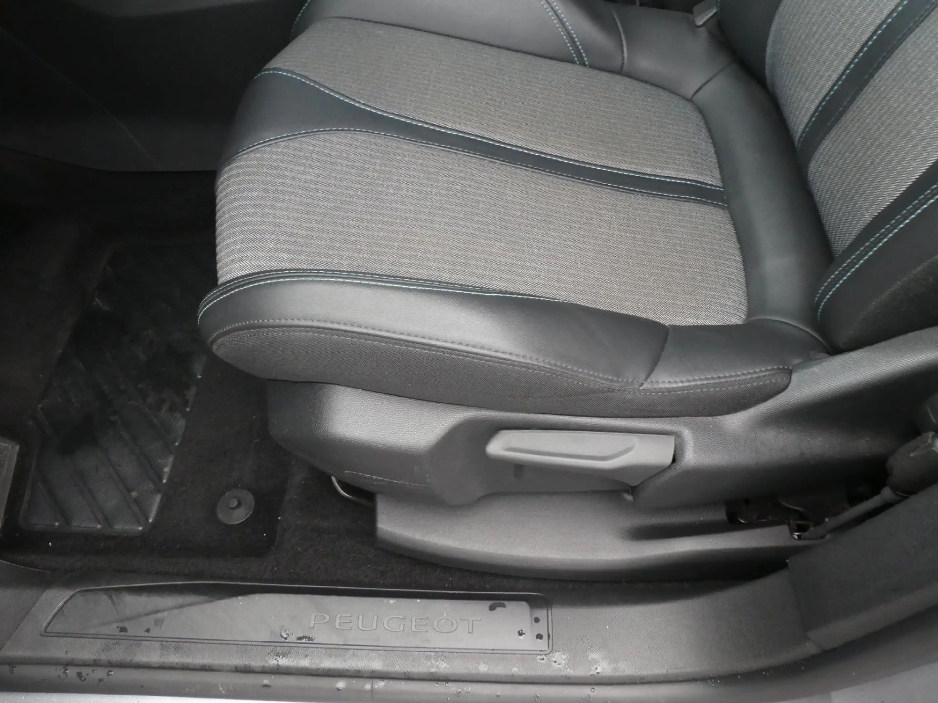 Peugeot 5008 Allure Pack, Klima, SHZ, PDC, Kamera, LED — photo 15