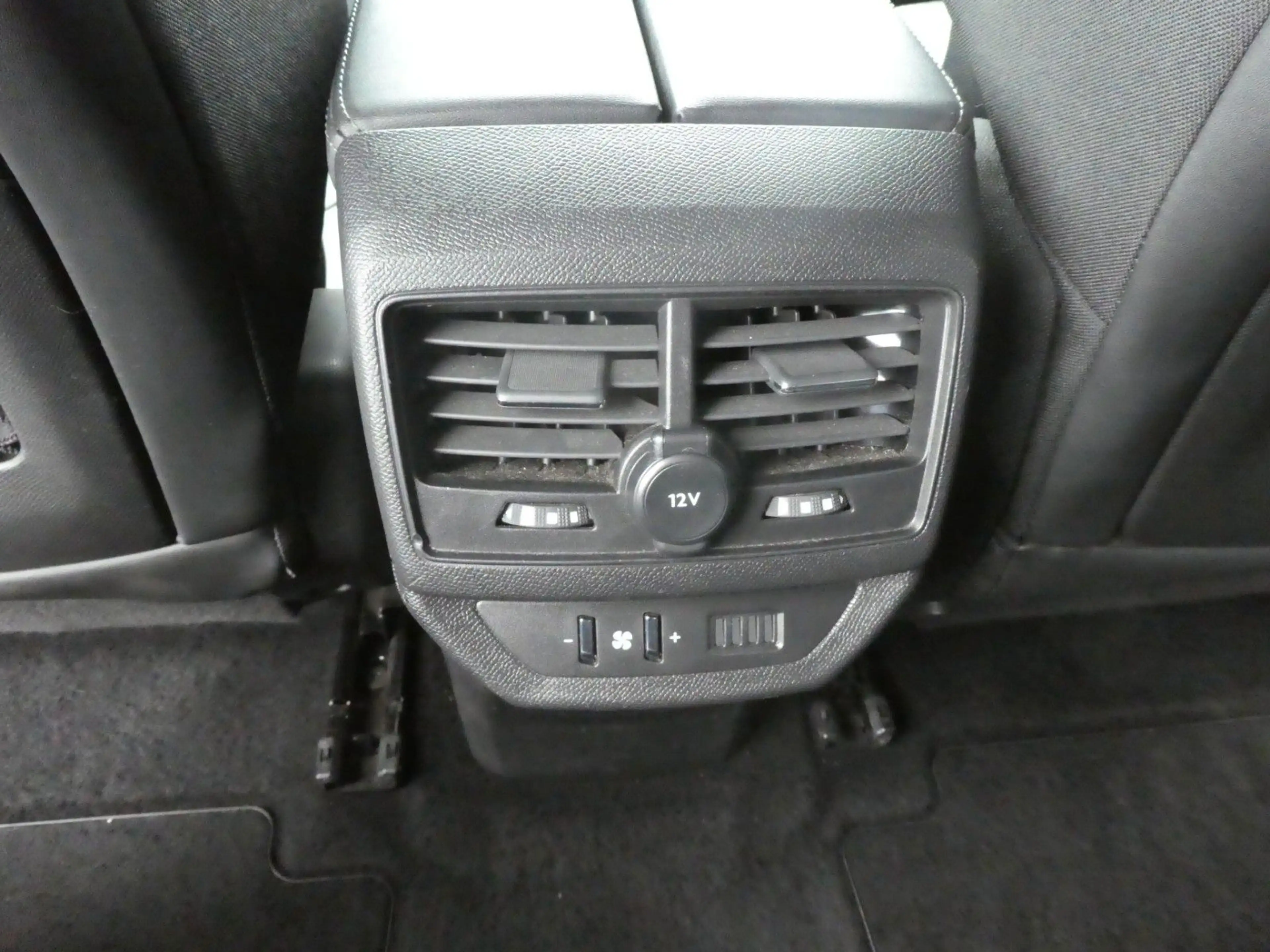 Peugeot 5008 Allure Pack, Klima, SHZ, PDC, Kamera, LED — photo 11