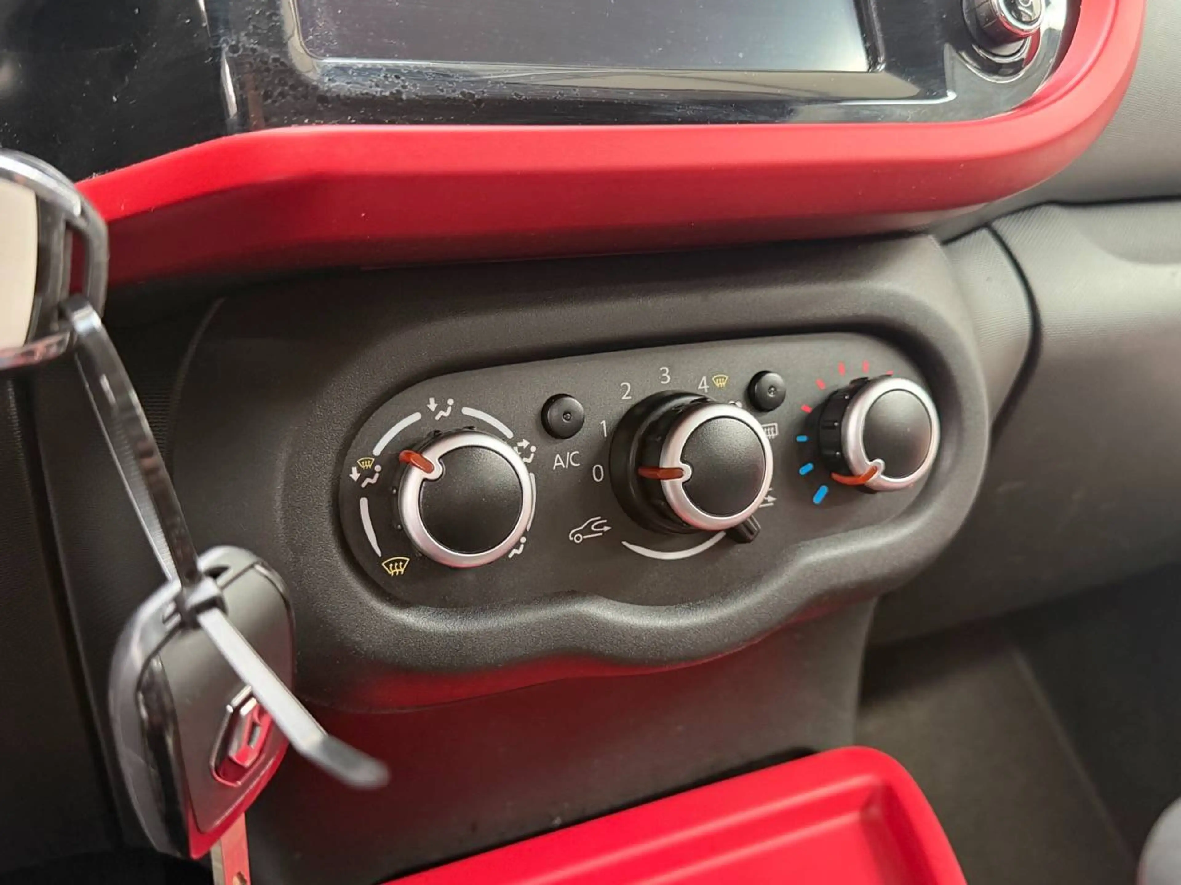 Renault Twingo Twingo 1.0i SCe Chic — photo 13