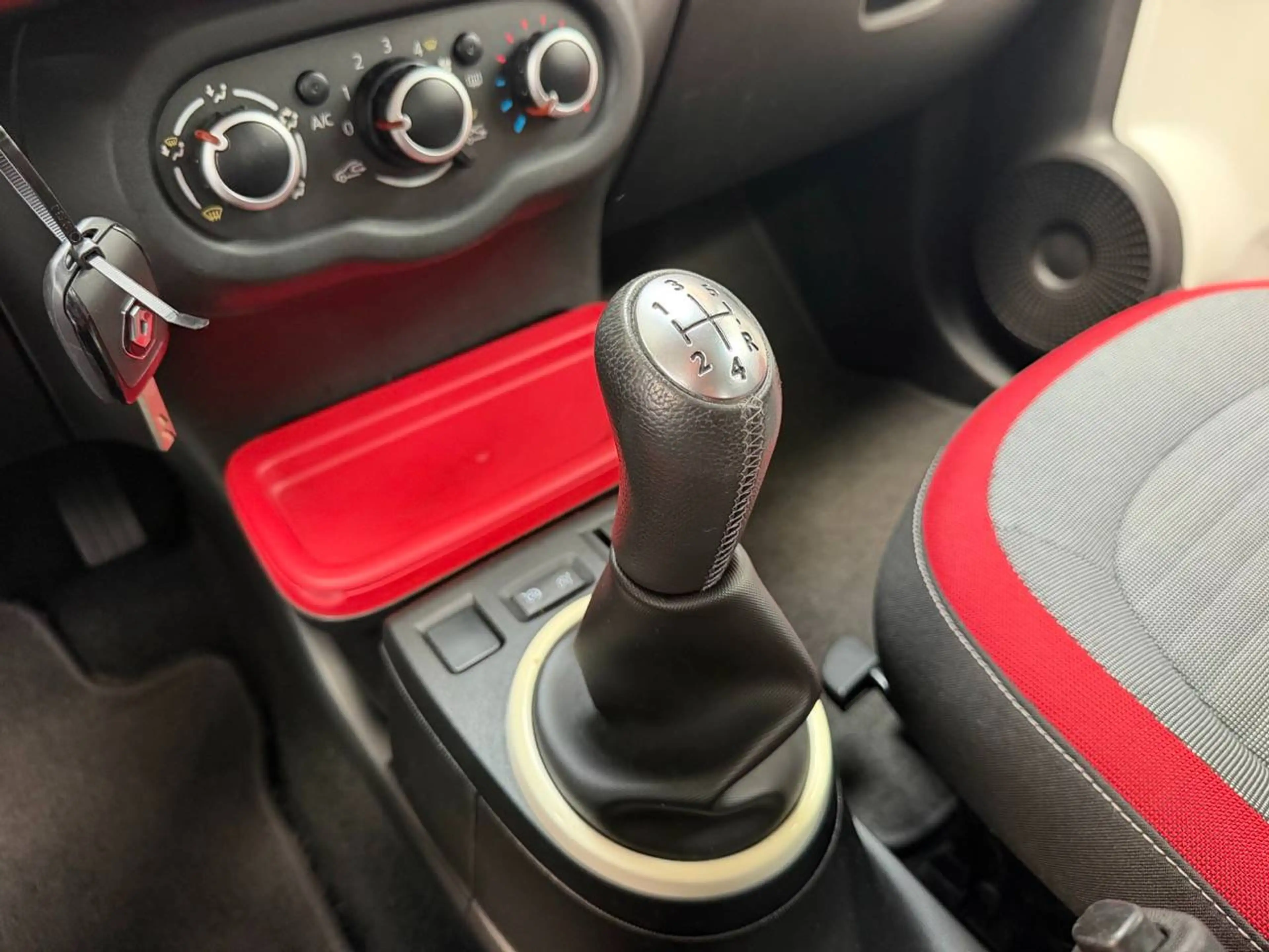 Renault Twingo Twingo 1.0i SCe Chic — photo 12