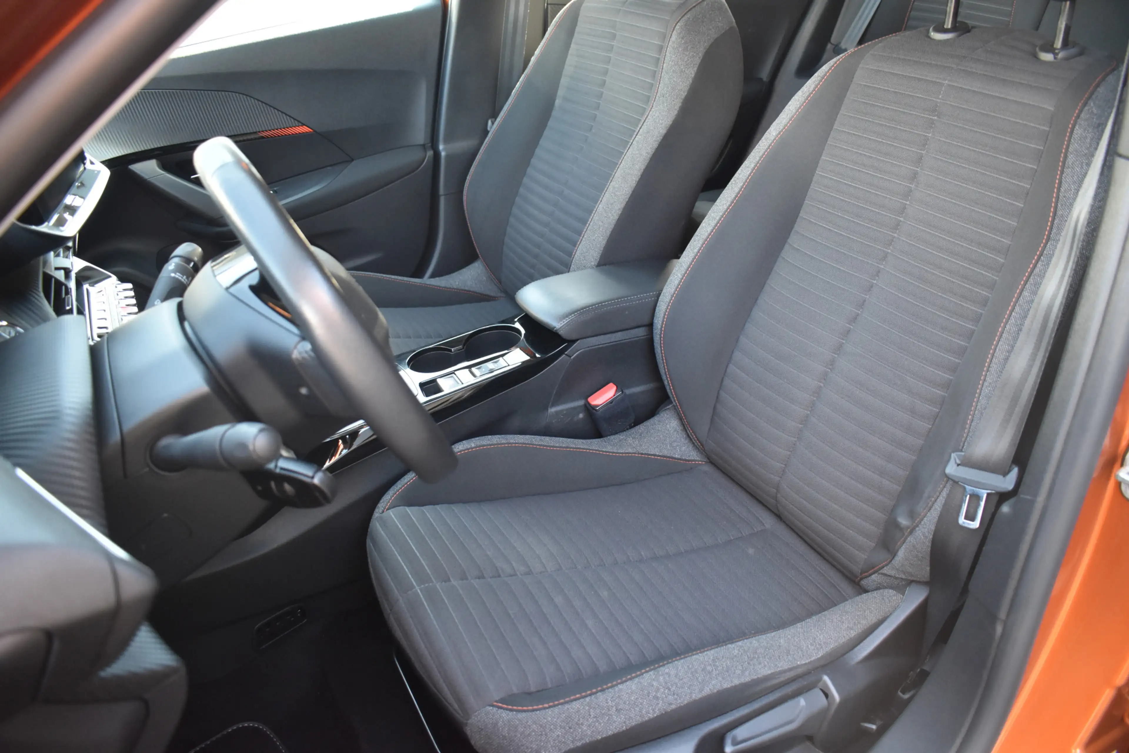 Peugeot e-2008 EV Active 50 kWh — photo 2