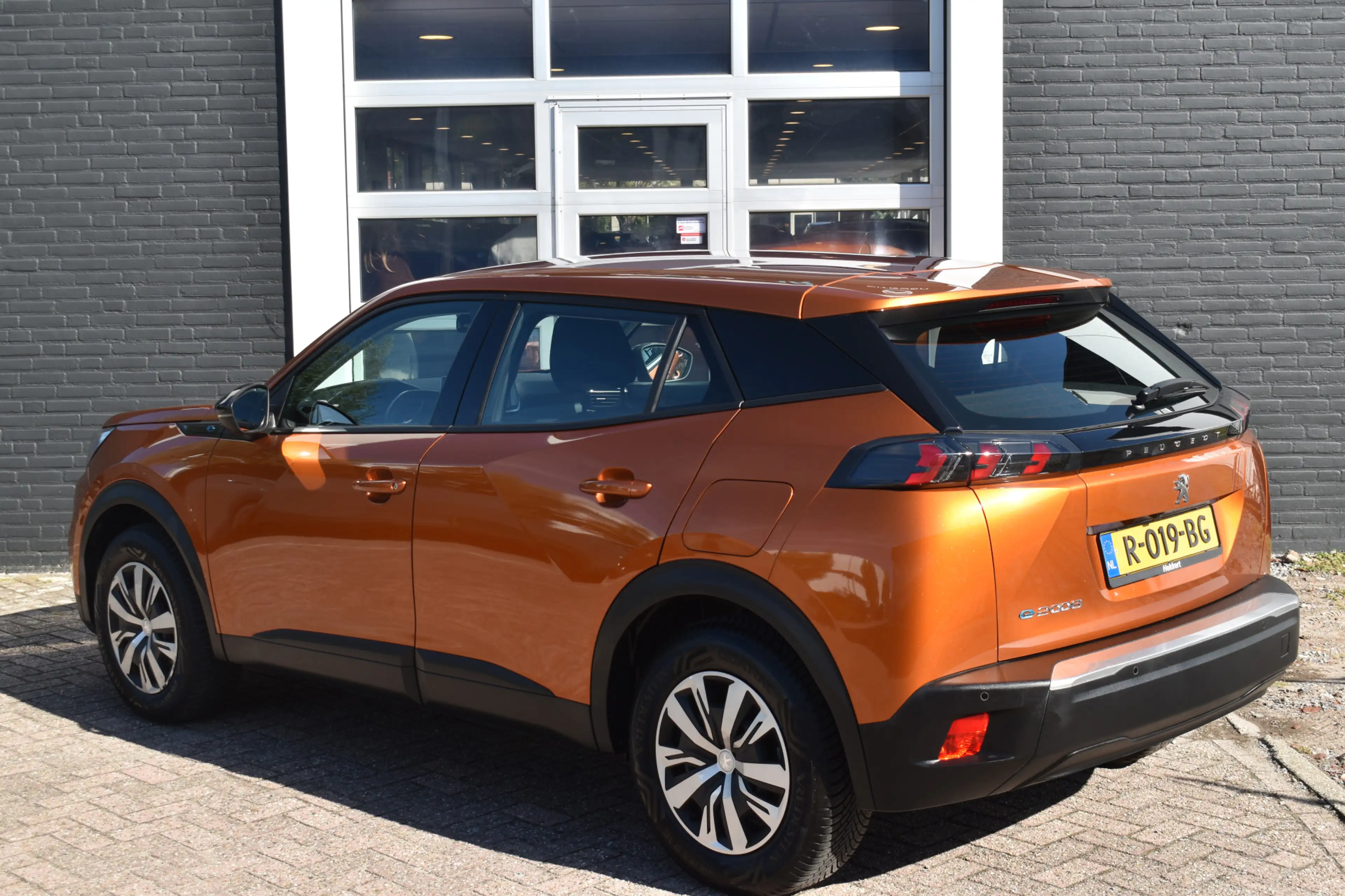 Peugeot e-2008 EV Active 50 kWh — photo 4