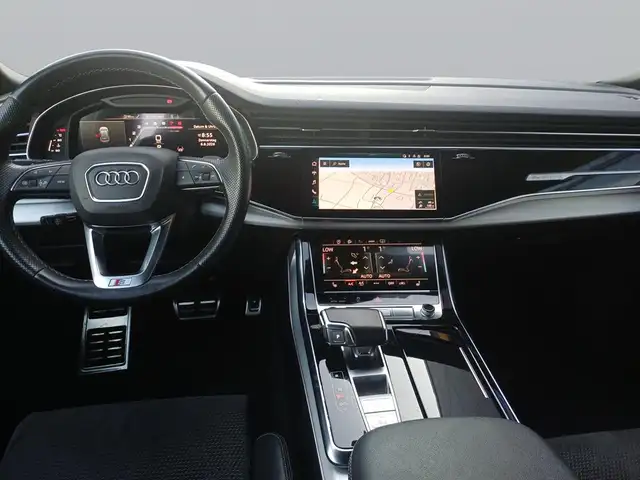 Audi Q8 view 10