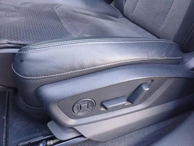 Audi Q8 view 5