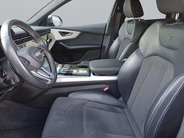 Audi Q8 view 11