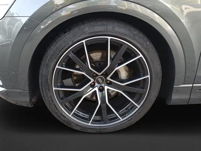 Audi Q8 view 8