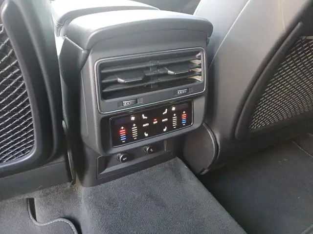Audi Q8 view 15