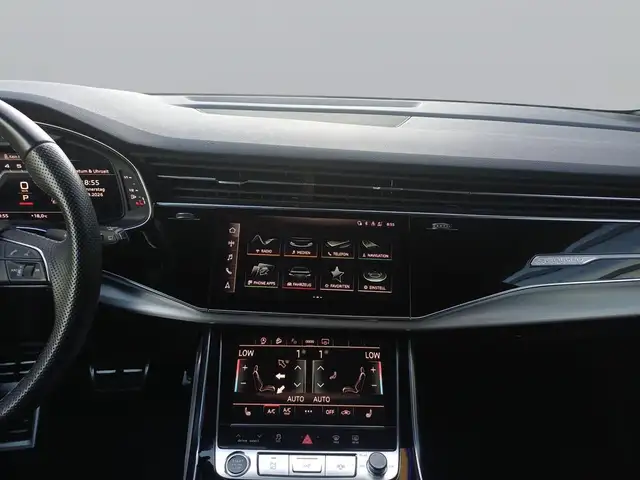 Audi Q8 view 12