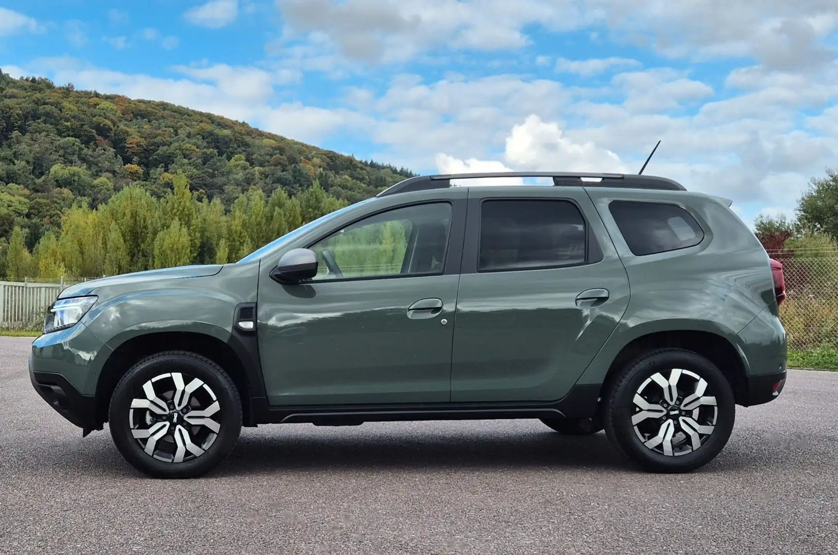 Dacia Duster dCi 115 Journey, Navi, AHK, Kamera. Grün - 2
