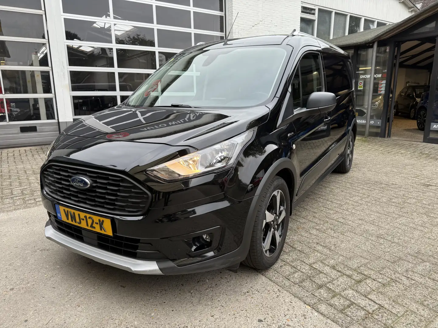 Ford Transit Connect 1.5 EcoBlue L2 Active 120PK Winterpack Zwart - 2