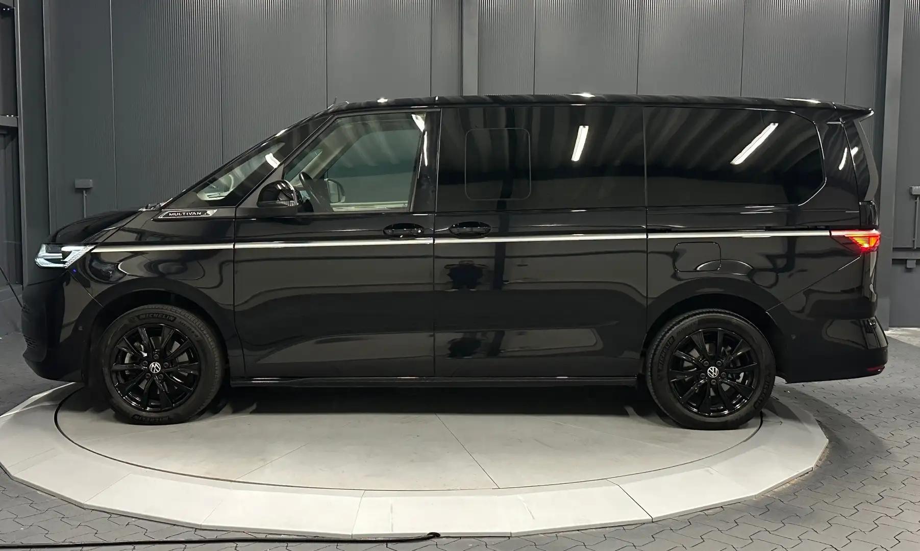 Volkswagen T7 Multivan Style lang *Holz-Boden*HUD*Standhzg*HIFI*TISCH*AHK Schwarz - 2