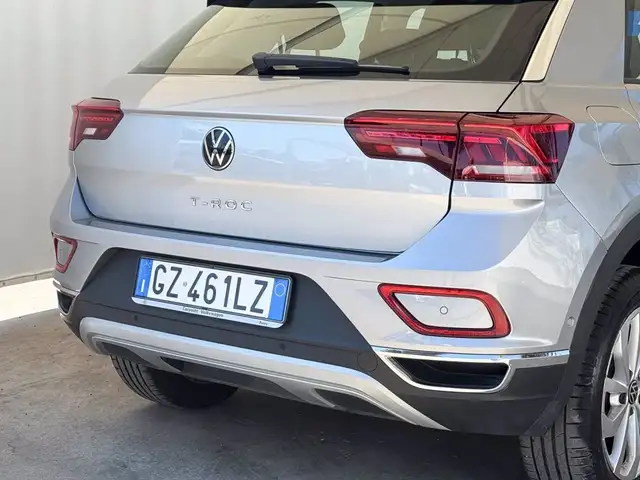 Volkswagen T-Roc view 18