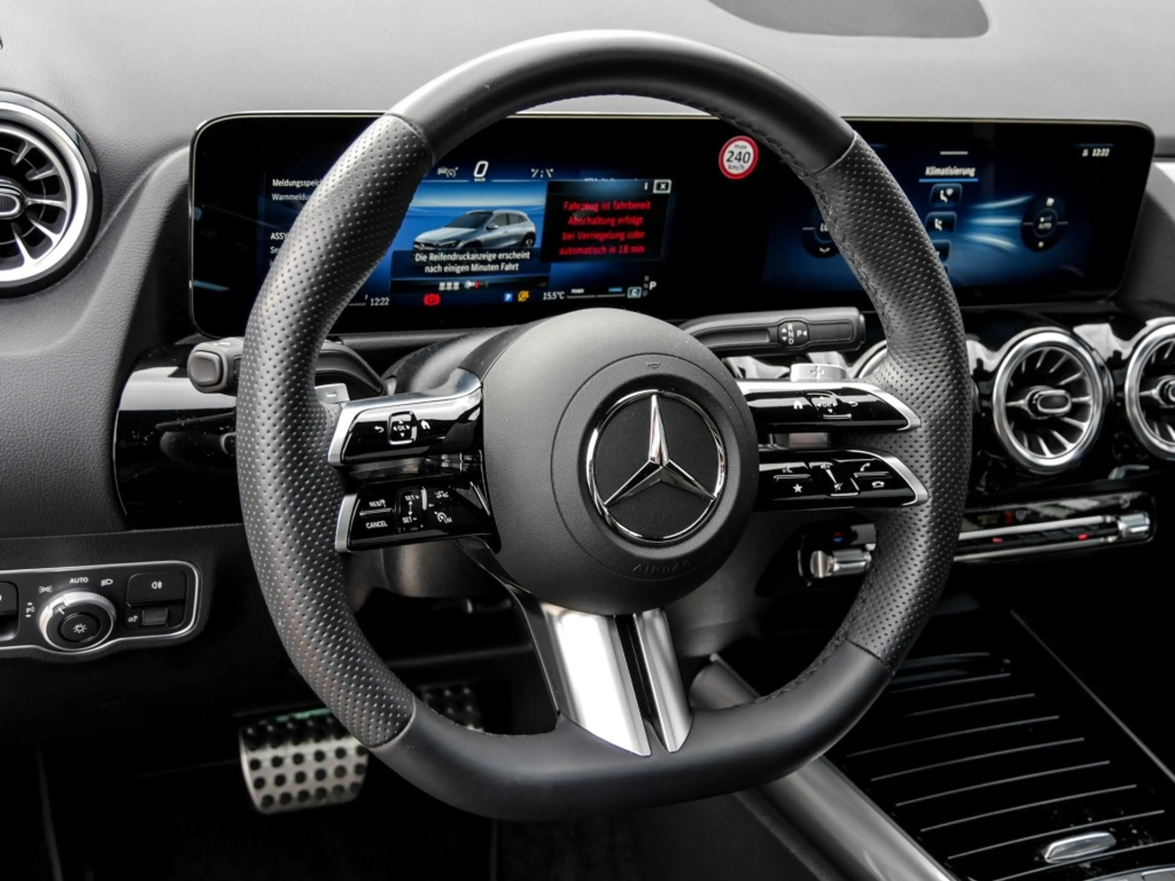 Mercedes-Benz GLA 200 AMG-Sport/Pano/AHK/MLB/Night/Distr/Ambi — photo 11
