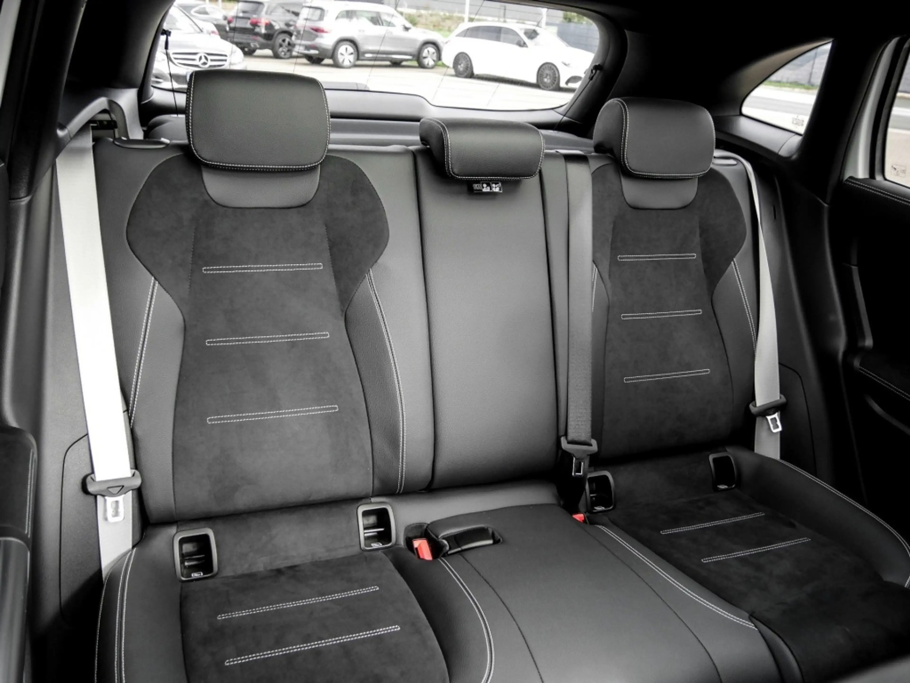 Mercedes-Benz GLA 200 AMG-Sport/Pano/AHK/MLB/Night/Distr/Ambi — photo 5