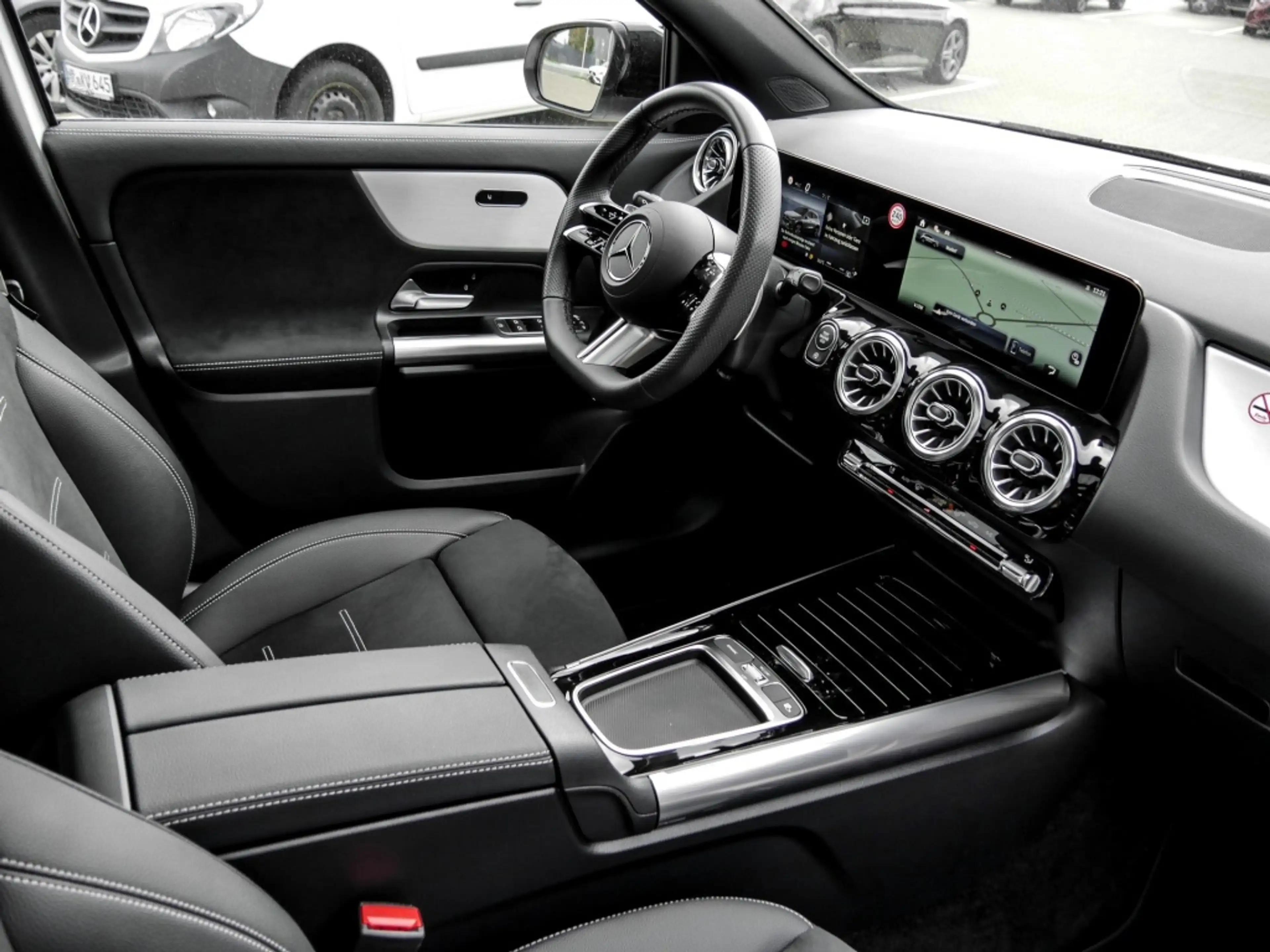 Mercedes-Benz GLA 200 AMG-Sport/Pano/AHK/MLB/Night/Distr/Ambi — photo 4