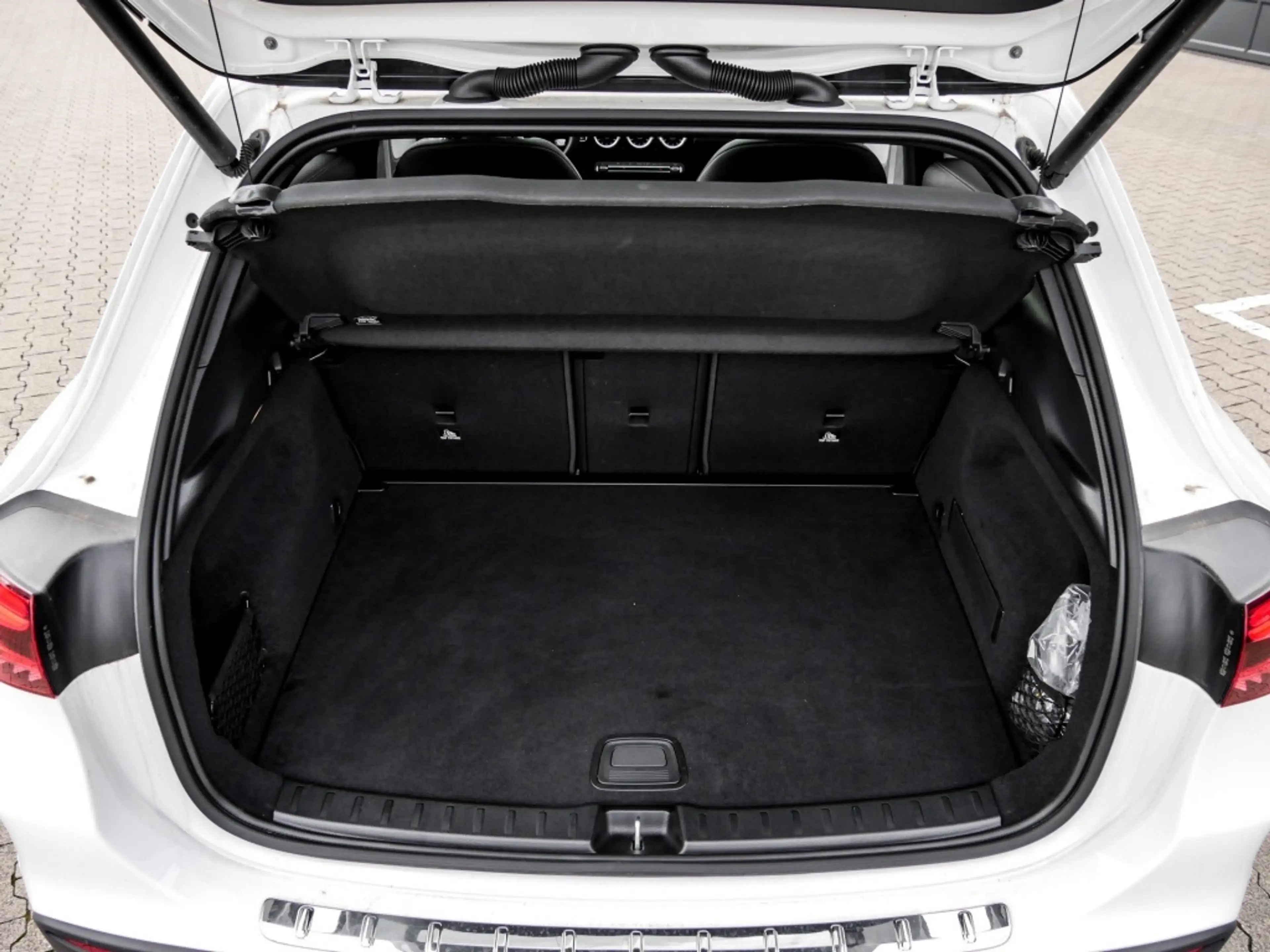 Mercedes-Benz GLA 200 AMG-Sport/Pano/AHK/MLB/Night/Distr/Ambi — photo 15