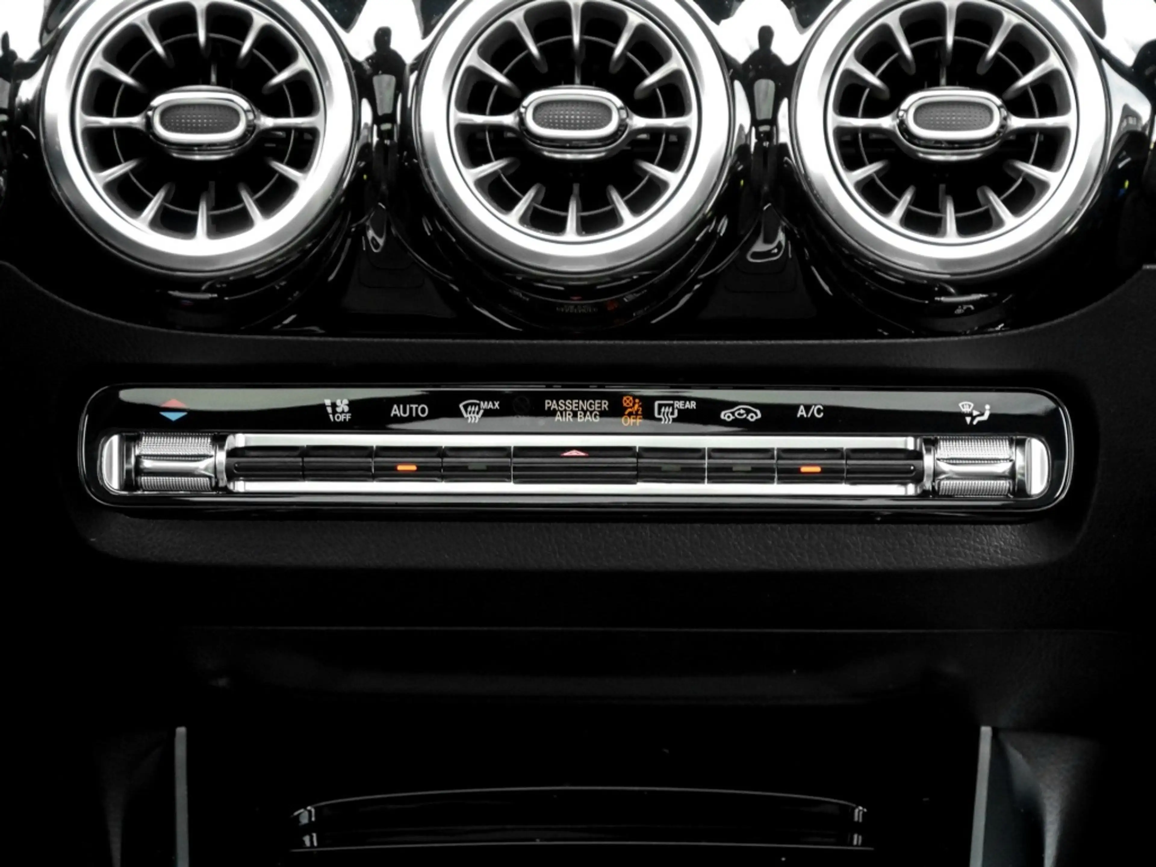 Mercedes-Benz GLA 200 AMG-Sport/Pano/AHK/MLB/Night/Distr/Ambi — photo 10