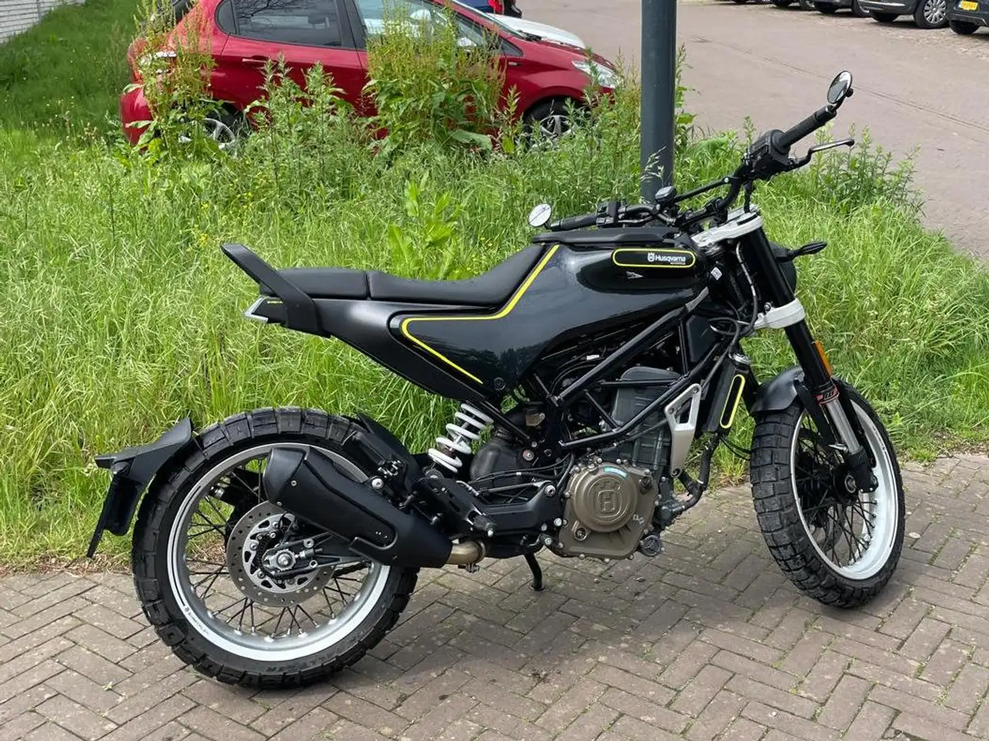 Husqvarna Svartpilen 401 Fekete - 1