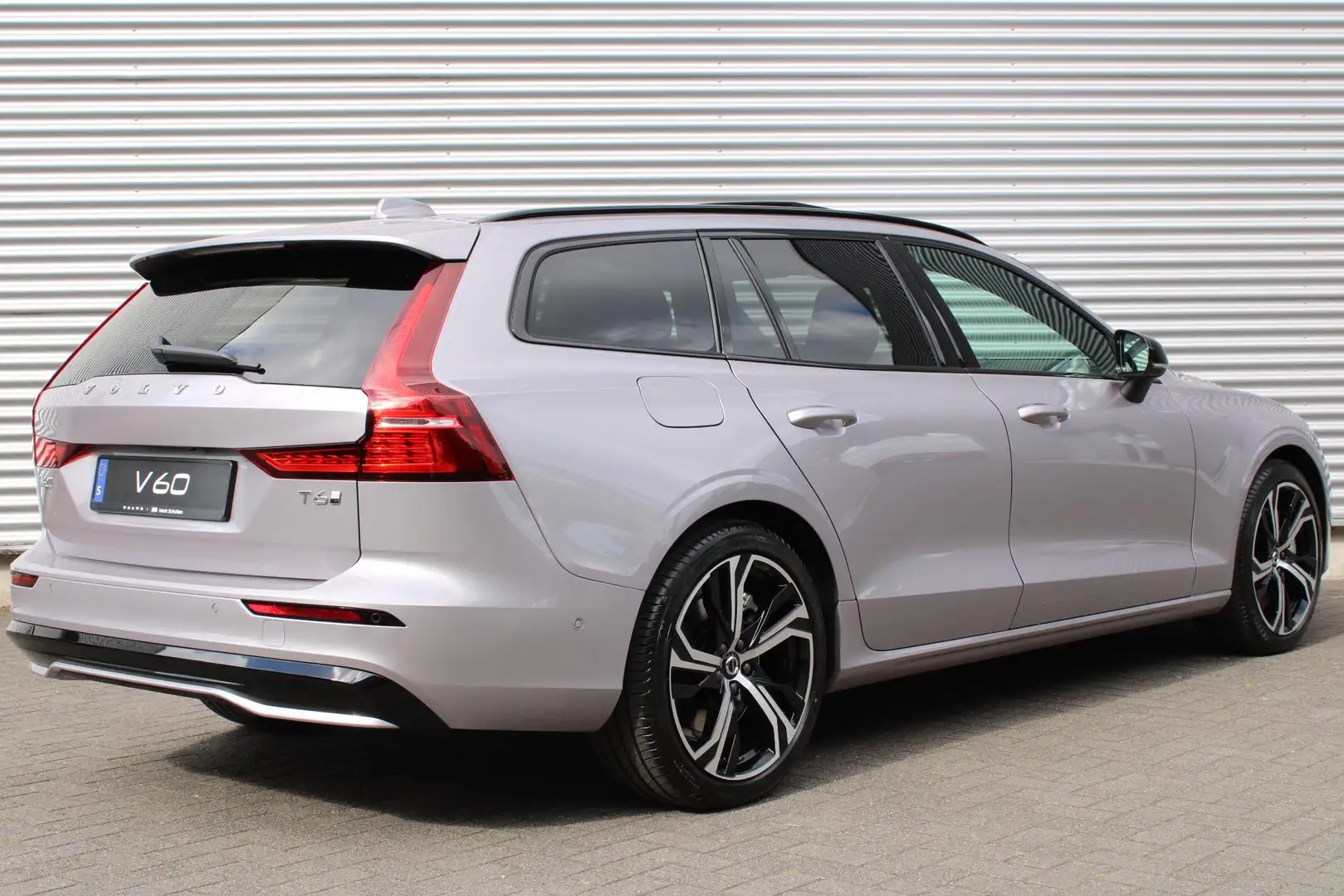 Volvo V60 2.0 T6 Plug-in hybrid AWD Plus Dark | 19'' 5-tripl Срібний - 2
