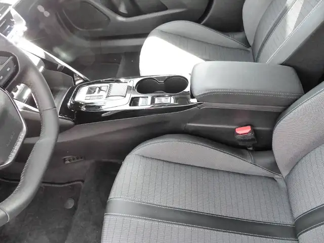 Peugeot 2008 view 11