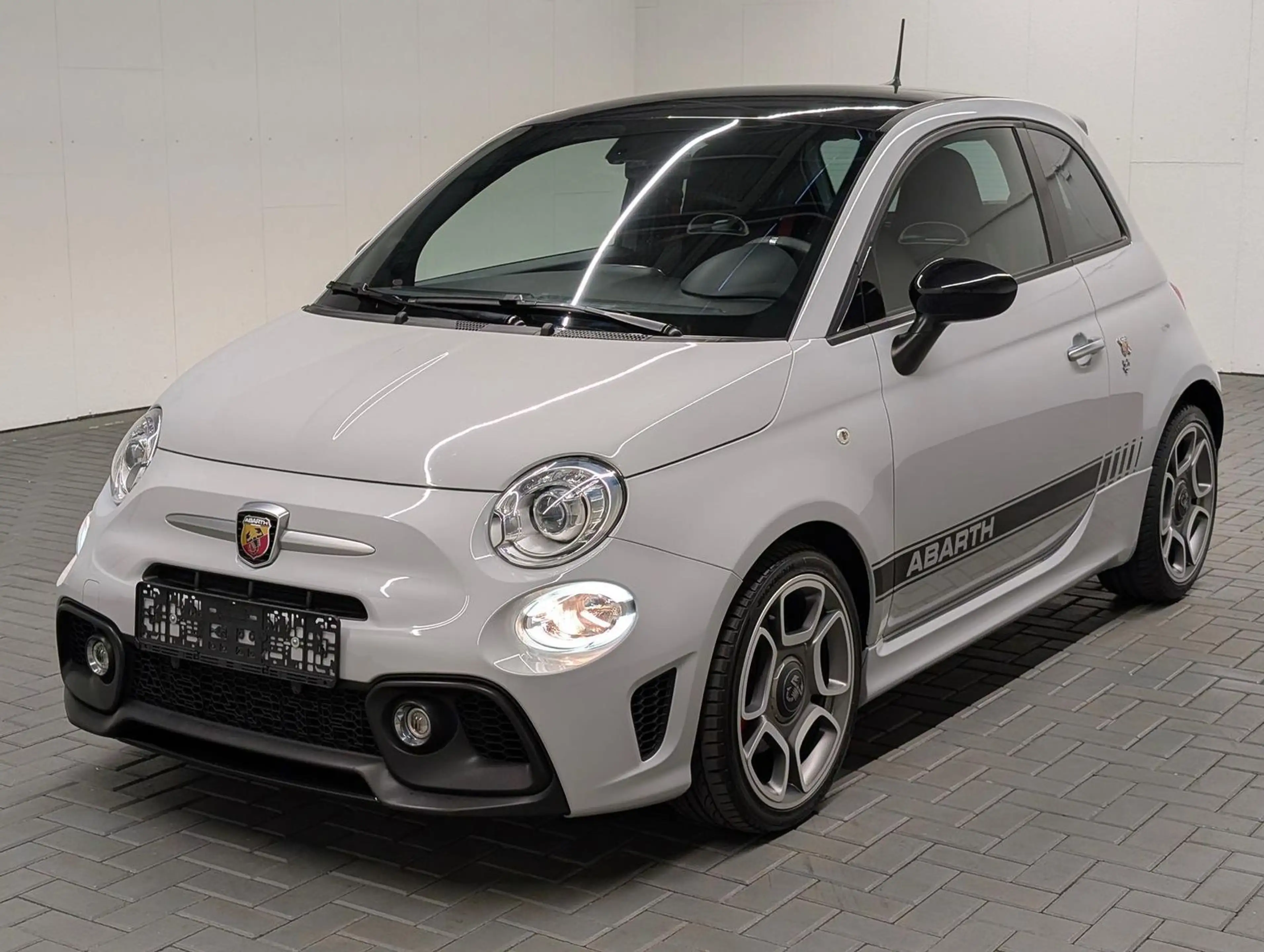 Abarth 595 Bi-Xenon/U-Connect/Beats/PDC/DAB/17-LM