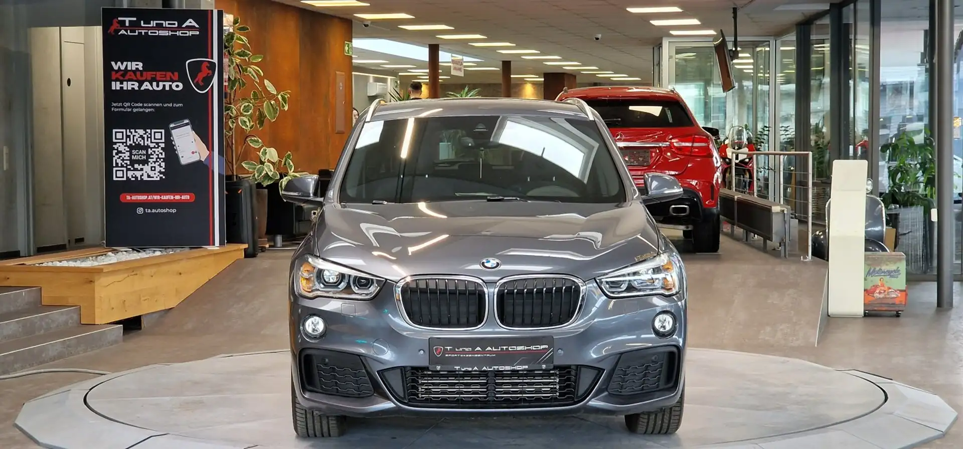 BMW X1 18d xDrive M-Paket F48 Aut. *AHK*Head-up*Kamera* Grau - 2