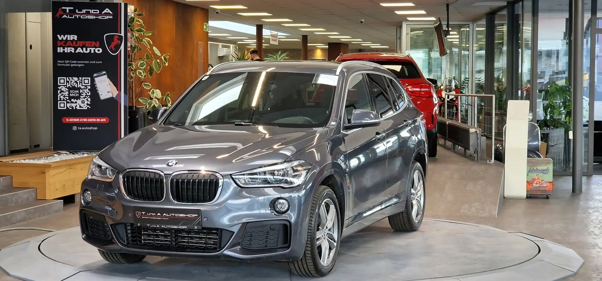 BMW X1 18d xDrive M-Paket F48 Aut. *AHK*Head-up*Kamera* Grau - 1