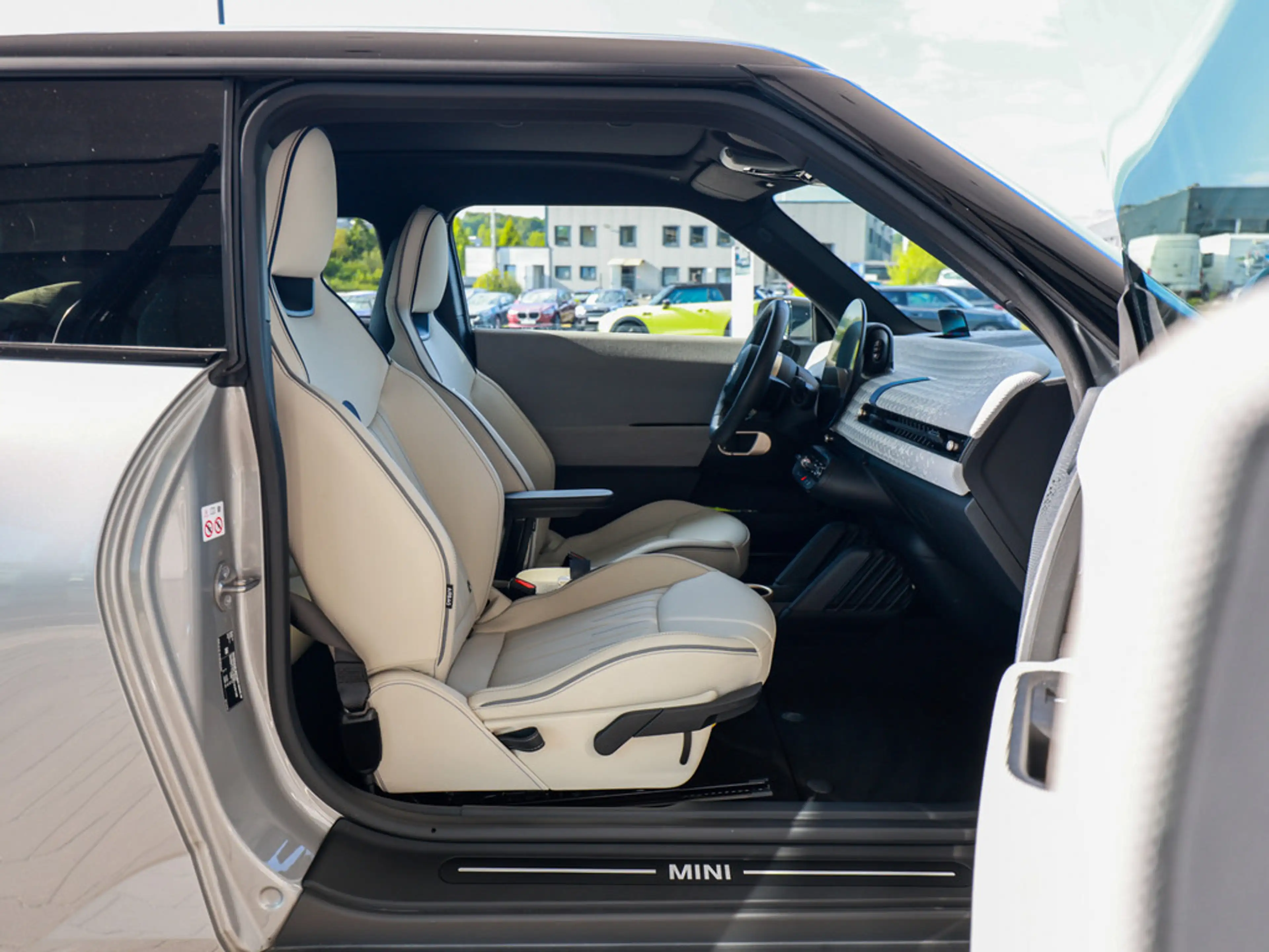 MINI Cooper E Favoured Trim PANO HUD LED NAVI SHZ — photo 8