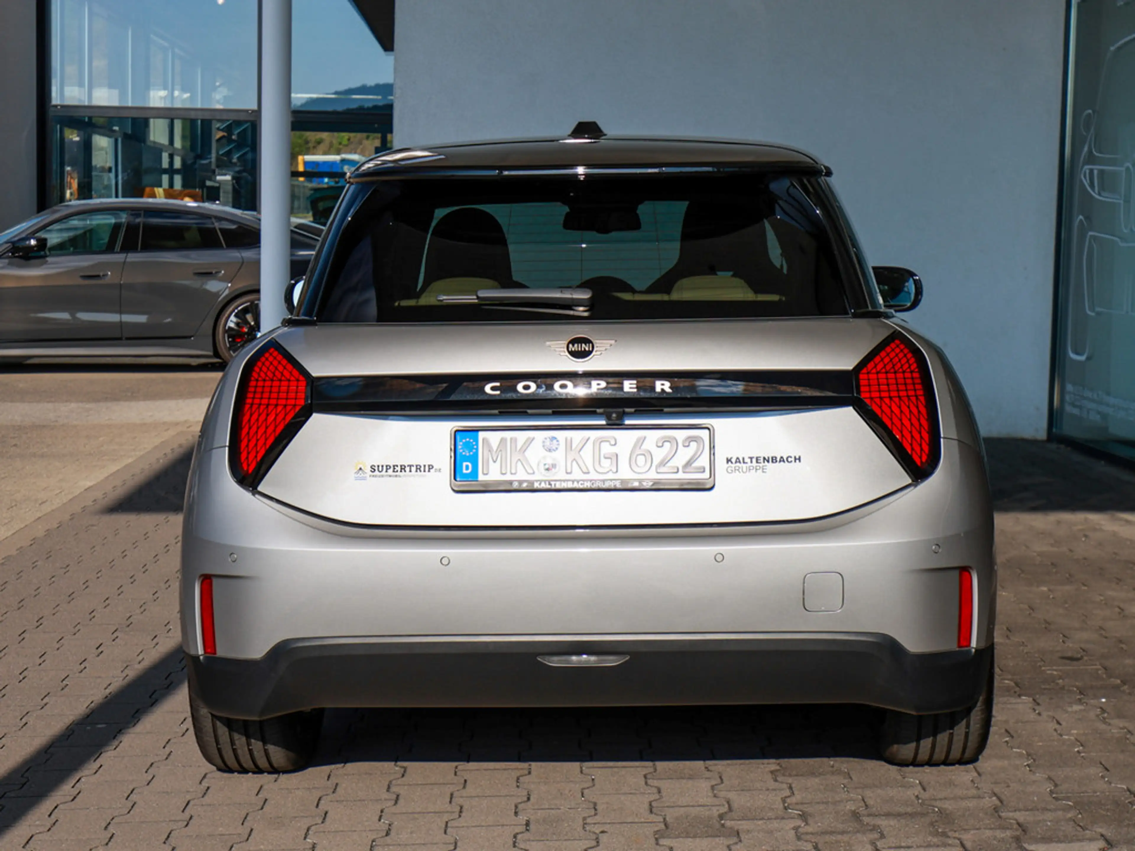 MINI Cooper E Favoured Trim PANO HUD LED NAVI SHZ — photo 6