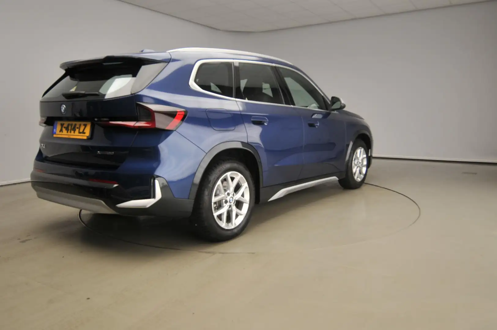 BMW iX1 xDrive30 | LED | Leder | Navigatie | Sportstoelen Blauw - 2