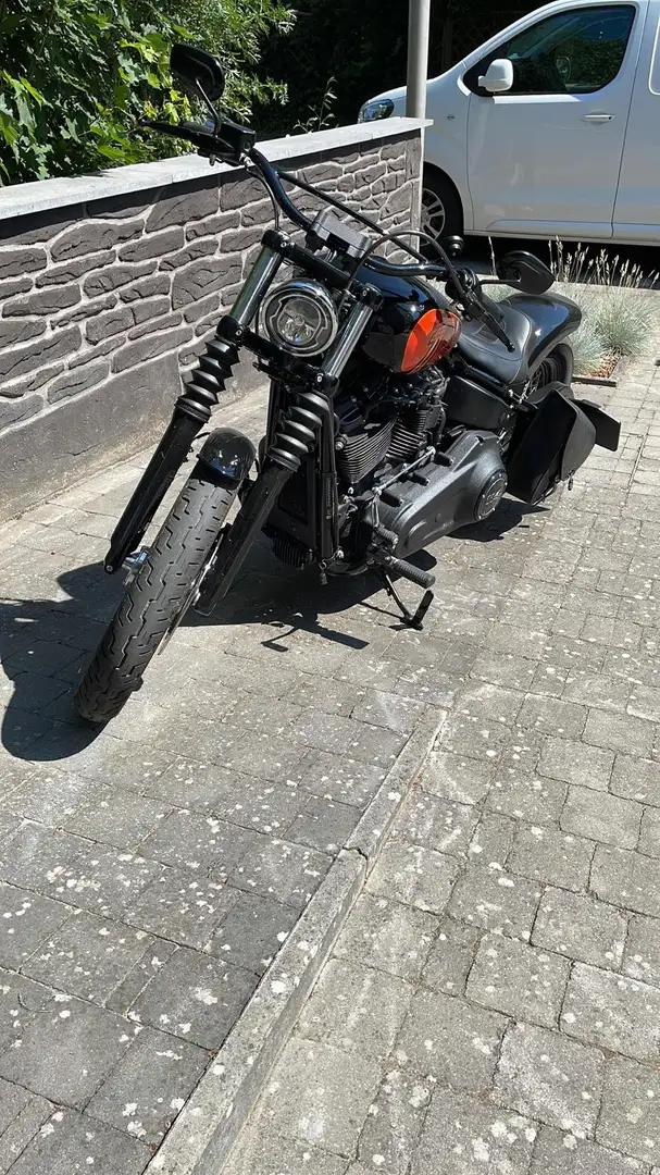 Harley-Davidson Dyna Street Bob Zwart - 1