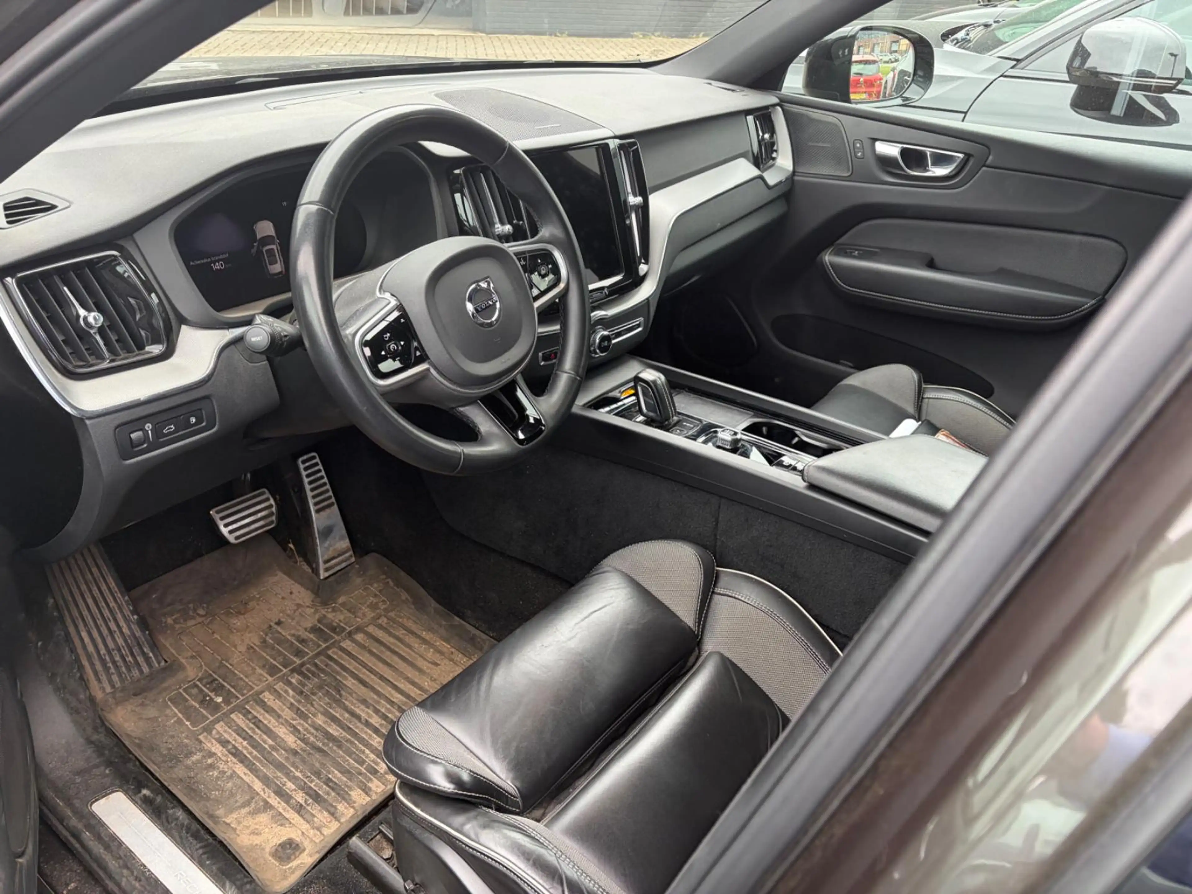 Volvo XC60 2.0 T8 Plug-in Hybrid AWD R-Design | PHEV Long Ran — photo 4