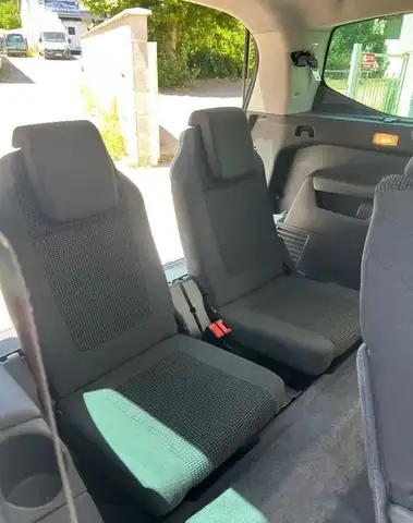 Peugeot 5008 view 5