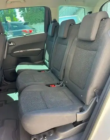Peugeot 5008 view 3