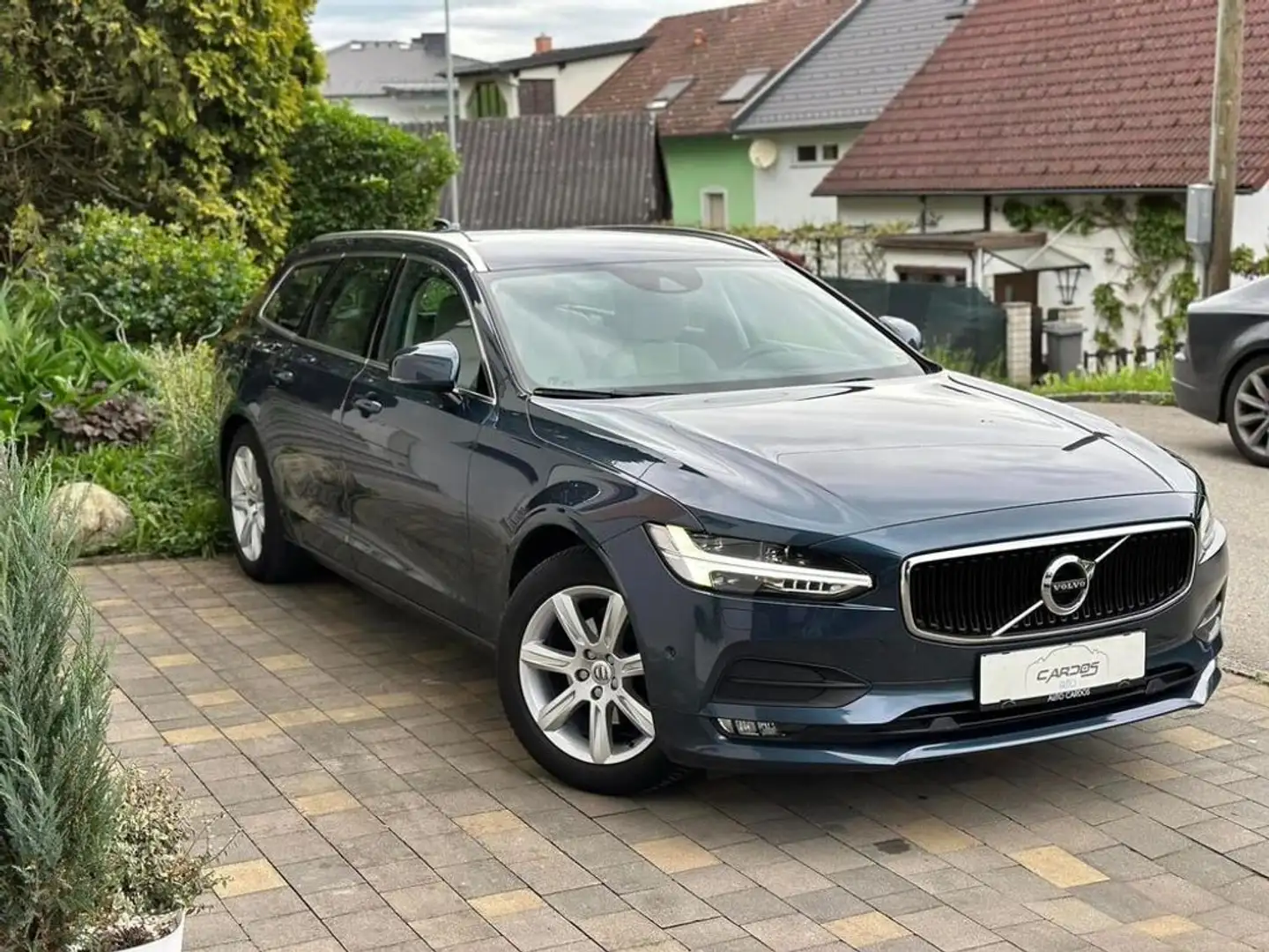 Volvo V90 Momentum Blau - 1