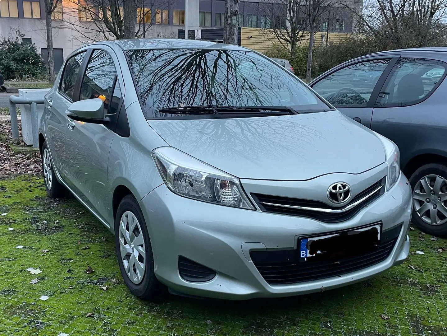 Toyota Yaris 1.33i+VVT-i+Comfort Grijs - 1