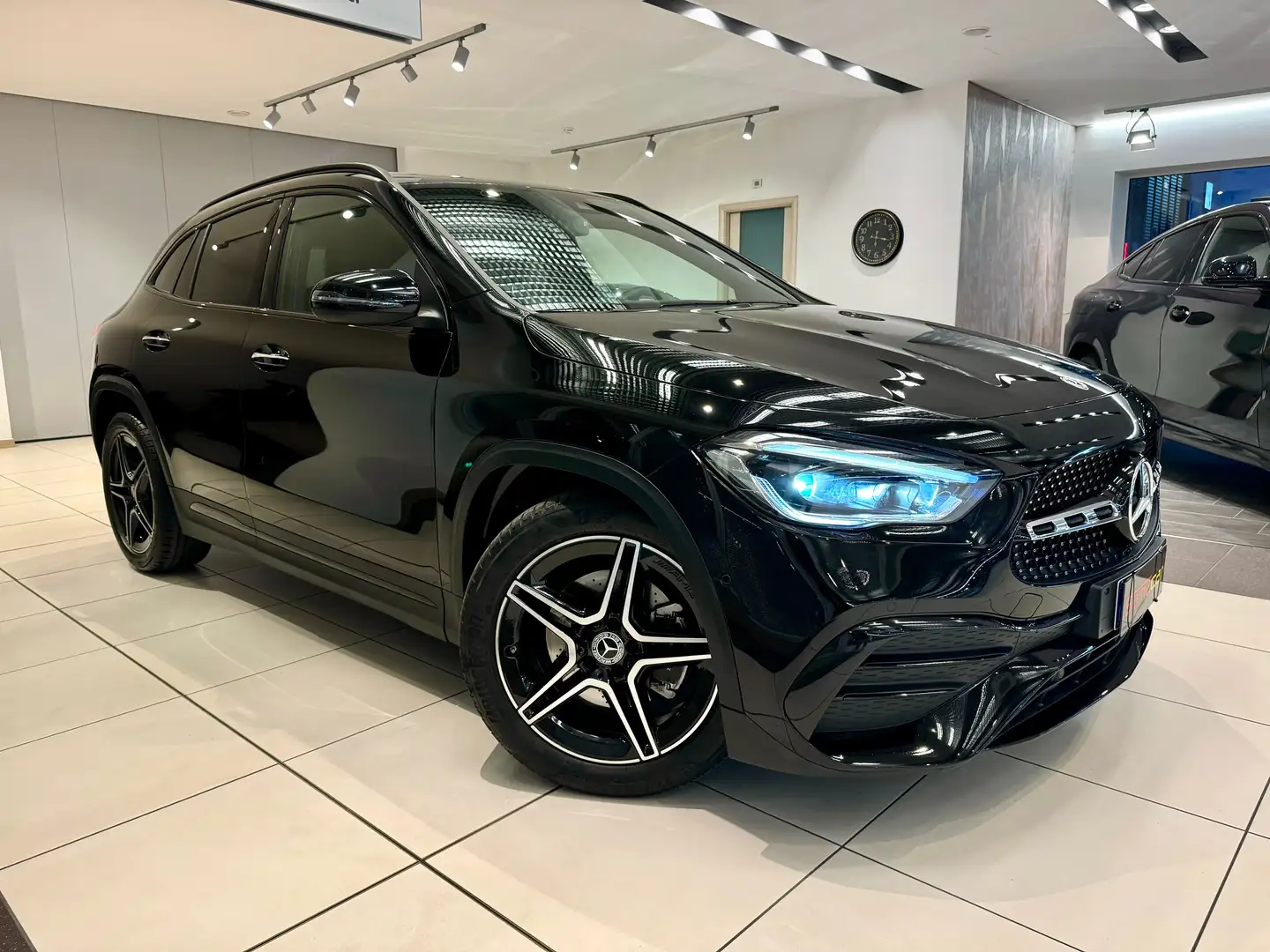 Mercedes-Benz GLA 200 d Premium AMG auto MULTIBEAM, AMBIENT, KEYLESS - 1