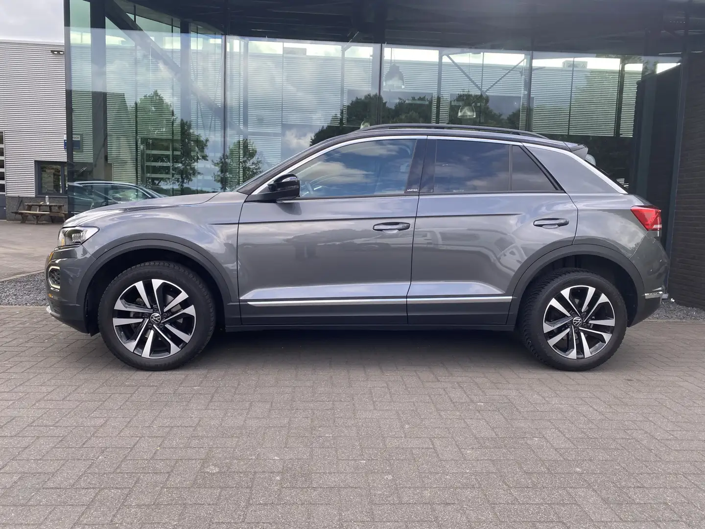 Volkswagen T-Roc 1.5 TSI Sport Grijs - 2